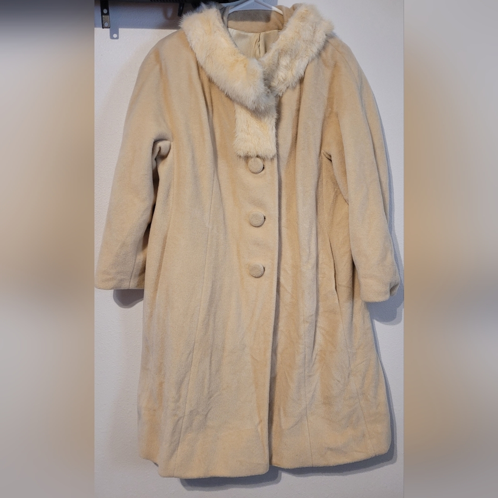 Mary Lane vintage coat. Rabbit fur collar. Womens medium. Cream color.